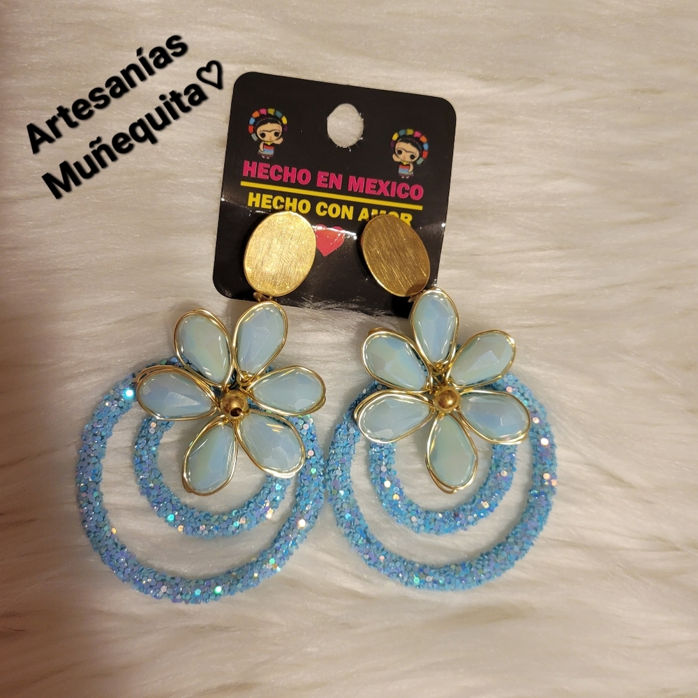 Arete artesanal de flor en alambrismo